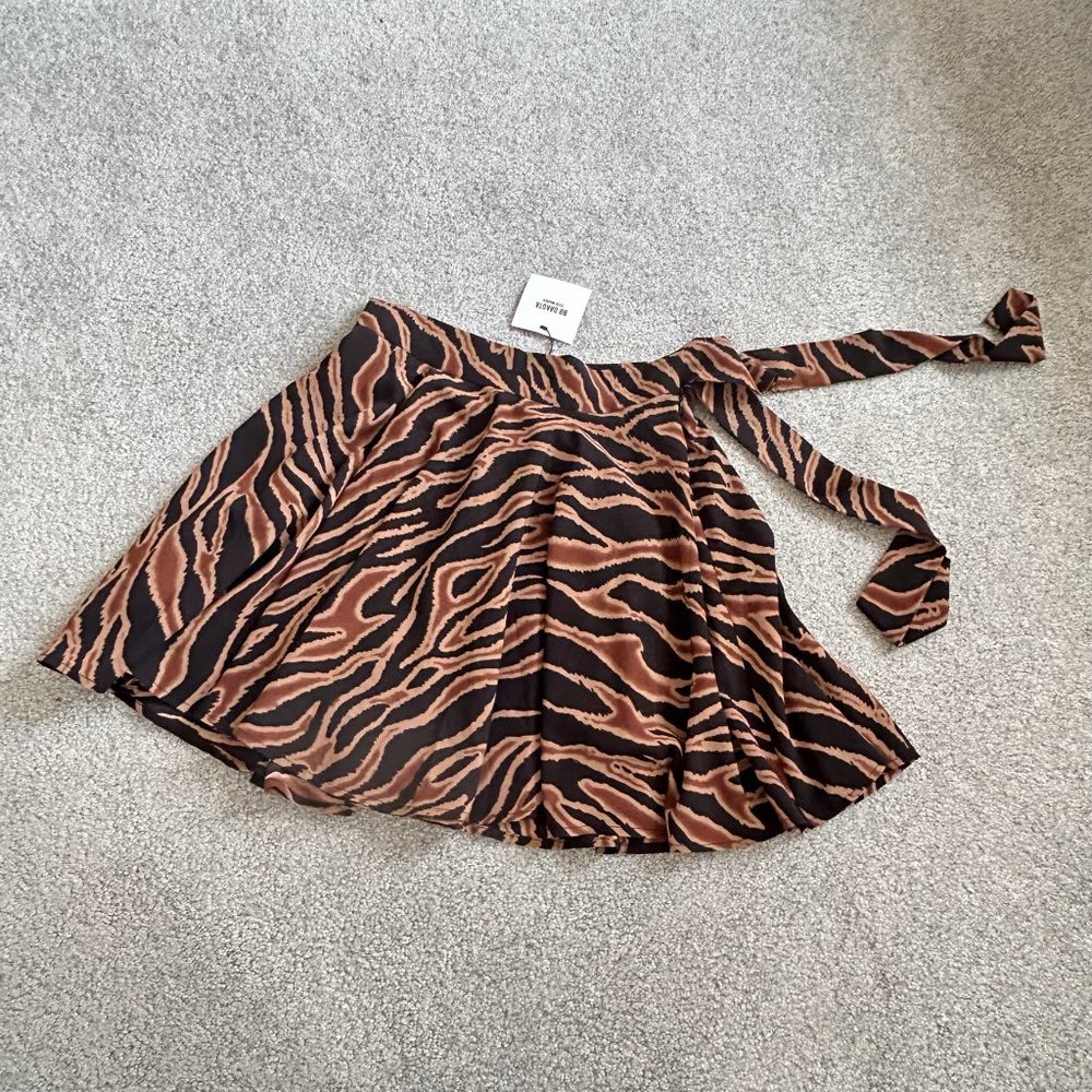 - BB Dakota Skater Skirt with Tie Ribbon Animal Print Flowy NWT SMALL  - I1670